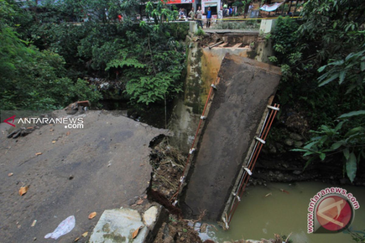 Banjir di Sumbawa Barat putuskan jembatan penghubung