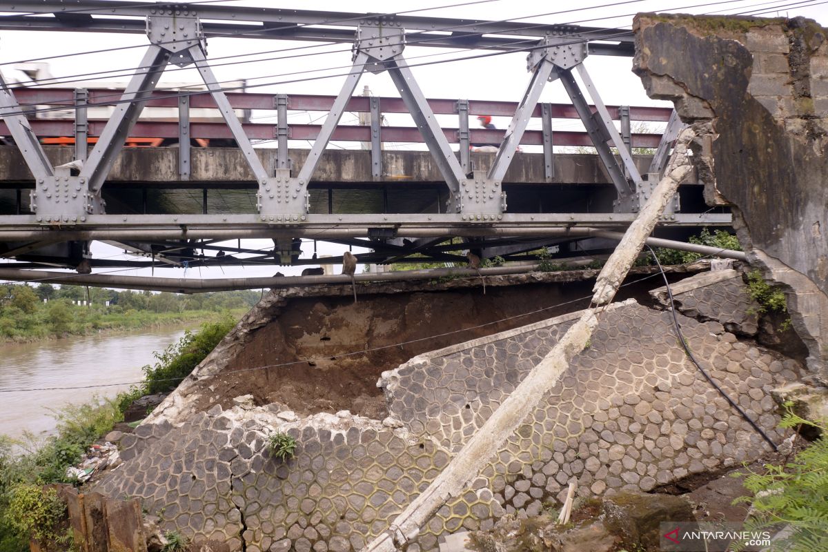 Turap jembatan nasional di Tulungagung ambrol akibat banjir