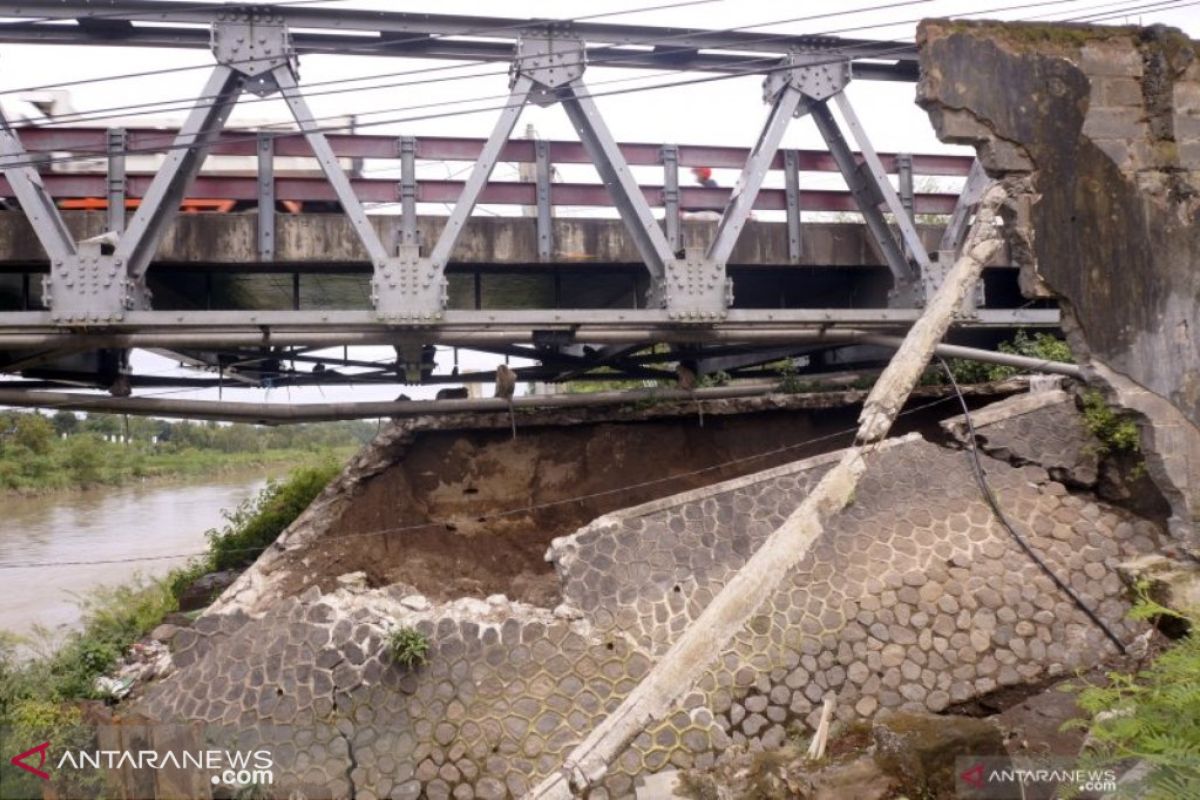 Turap jembatan nasional di Tulungagung ambrol tergerus banjir