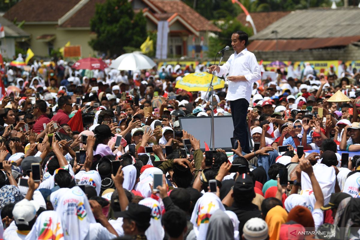 Jokowi urges Indonesian millennials to be safe while driving