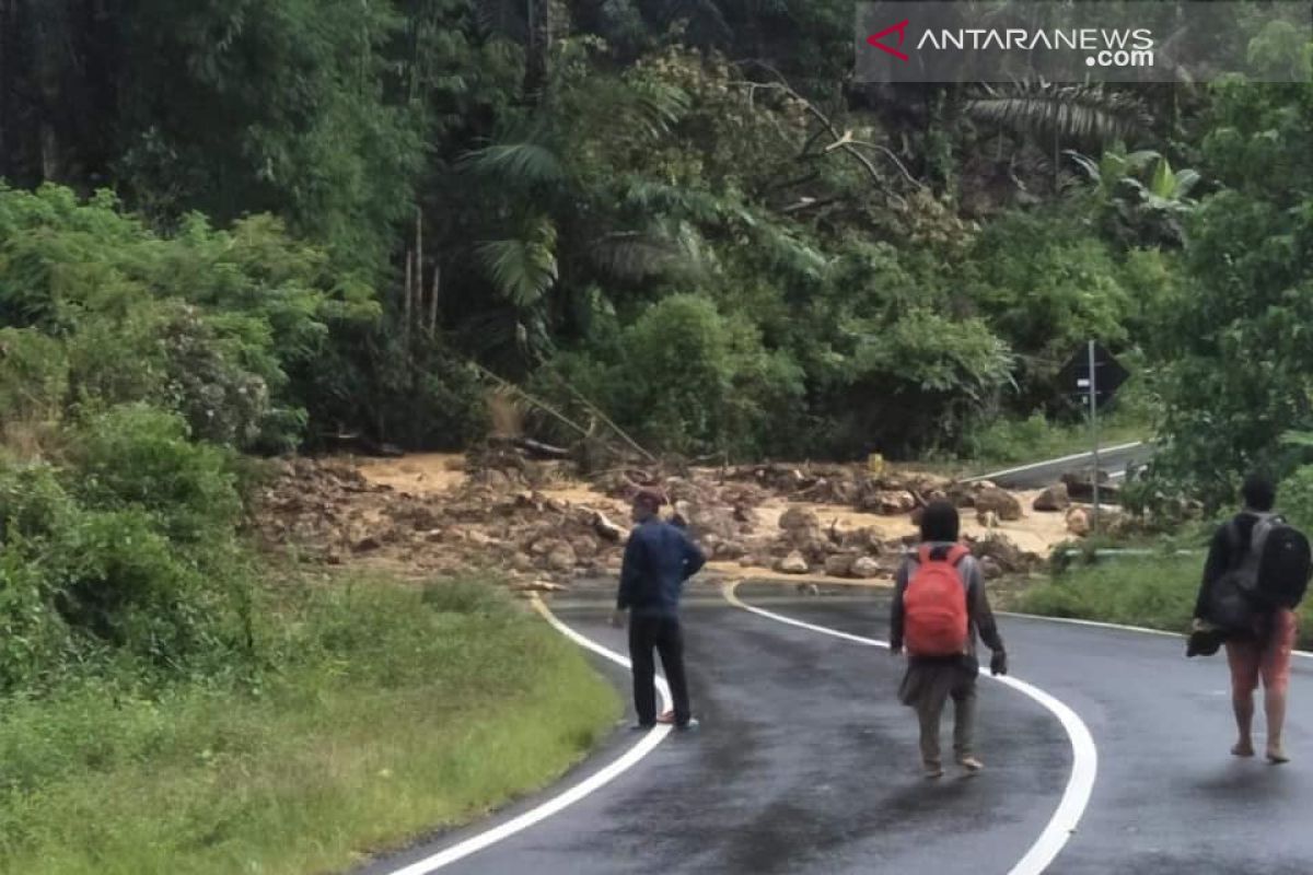 Ratusan orang tertimbun longsor di Flores Timur