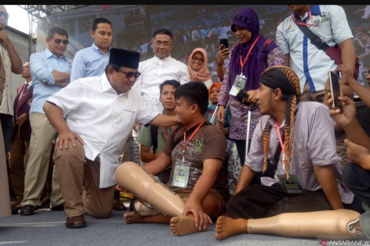 Prabowo berikan kaki palsu kepada penyandang disabilitas di UKRI