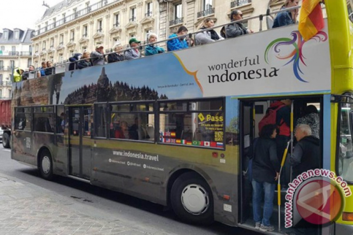 Bus Wonderful Indonesia berkeliling di kota Berlin