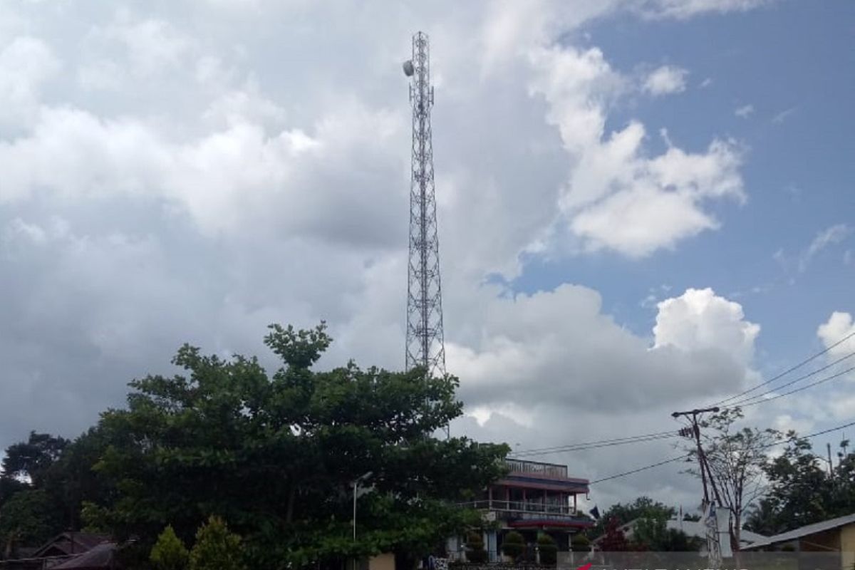 Tower telekomunikasi di Sompak beroperasi setelah 8 tahun berdiri