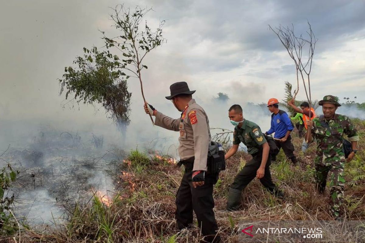 Puluhan prajurit TNI Nagan Raya padamkan Karhutla