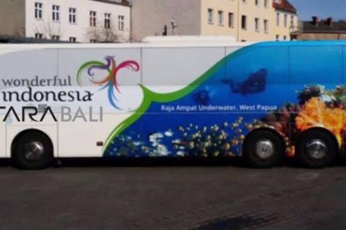 Promosi pariwisata, bus Wonderful Indonesia berkeliling di jalan utama Berlin