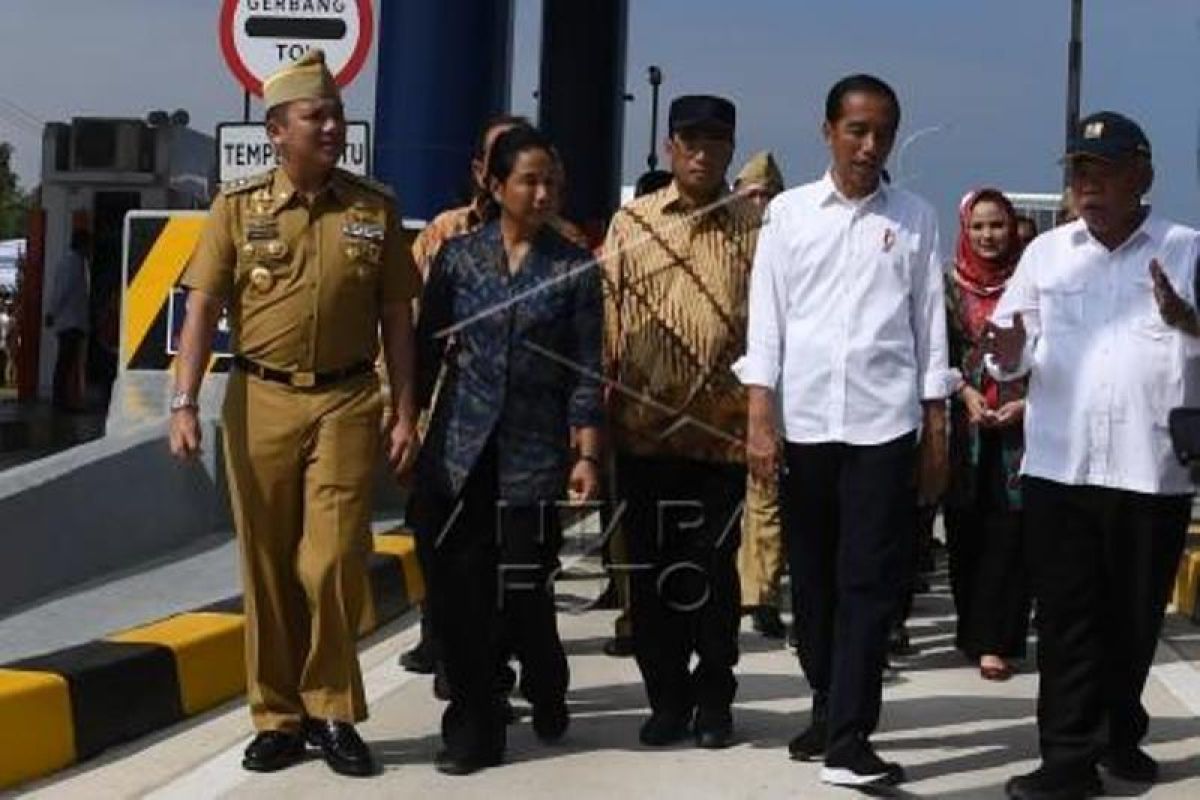 Jokowi inaugurates longest toll road in Lampung