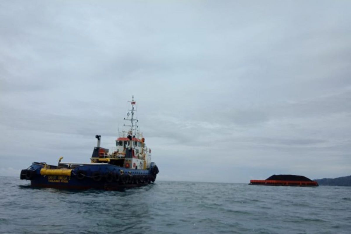 Kapal pengangkut batubara terdampar di Pantai Pasirian Lumajang