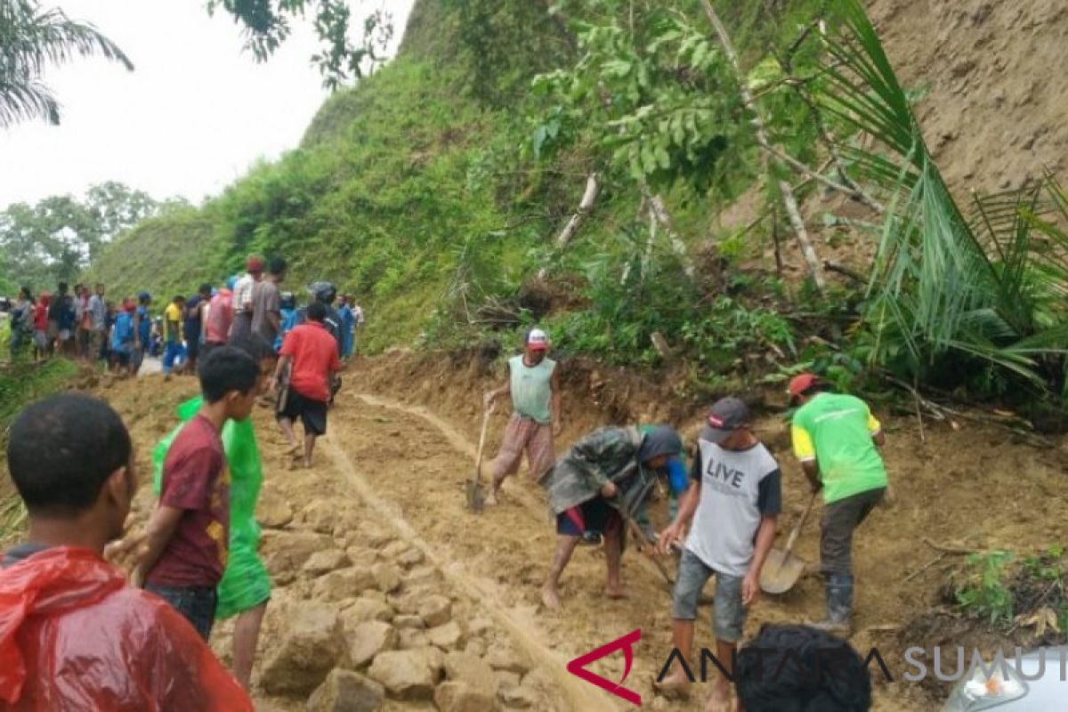 Delapan orang tertimbun longsor di Manggarai Barat