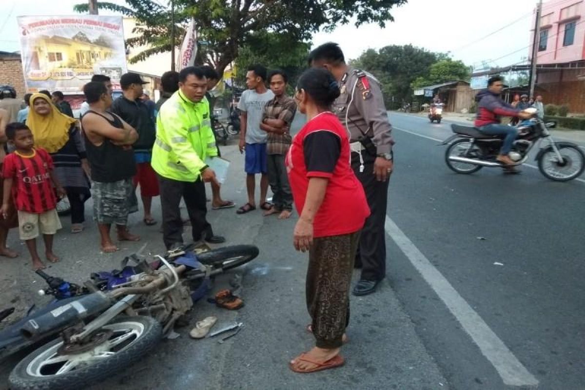 Colt Diesel tabrak sepeda motor di Tebing Tinggi, dua tewas