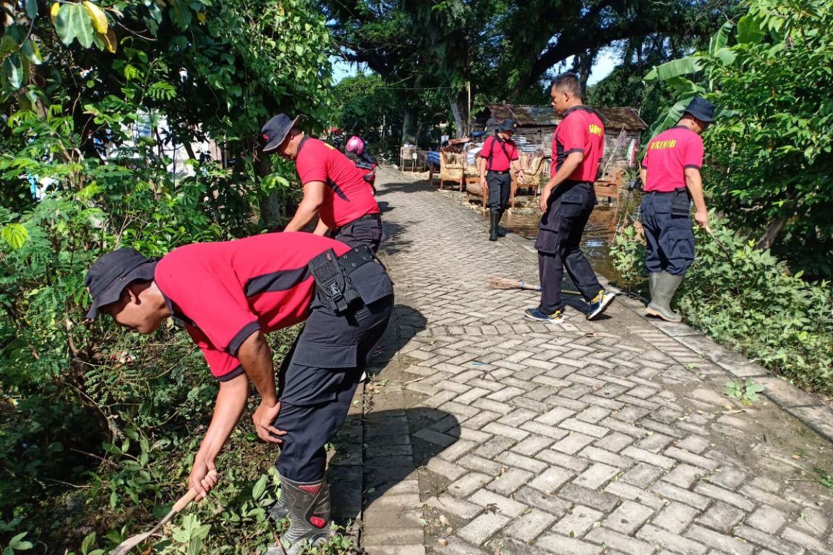 Brimob Bojonegoro kerja bakti bersihkan rumah warga