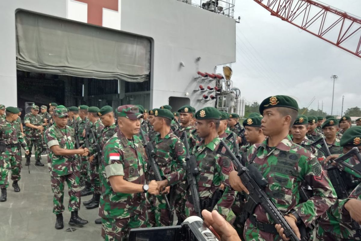 600 prajurit TNI yang menangani jalan trans Papua tiba di timika