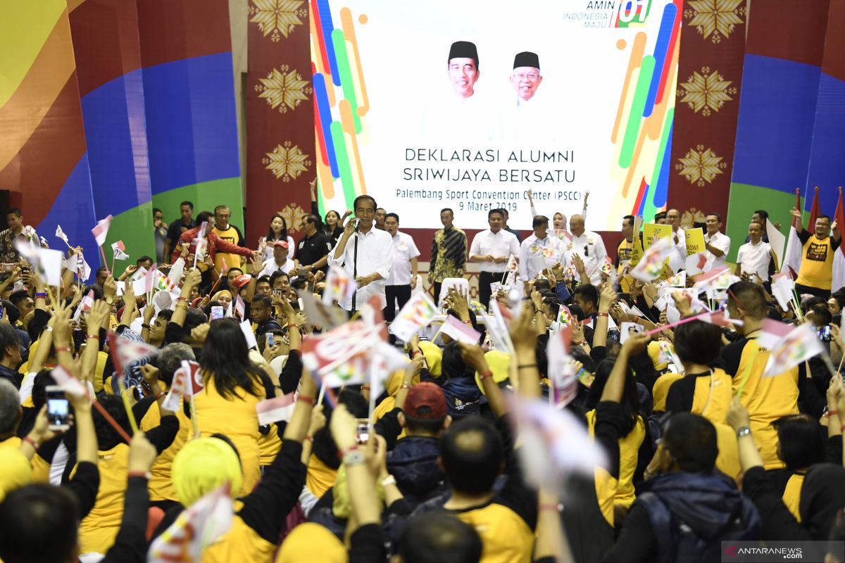 Jokowi joins mass gymnastic performance with his loyalists in Palembang