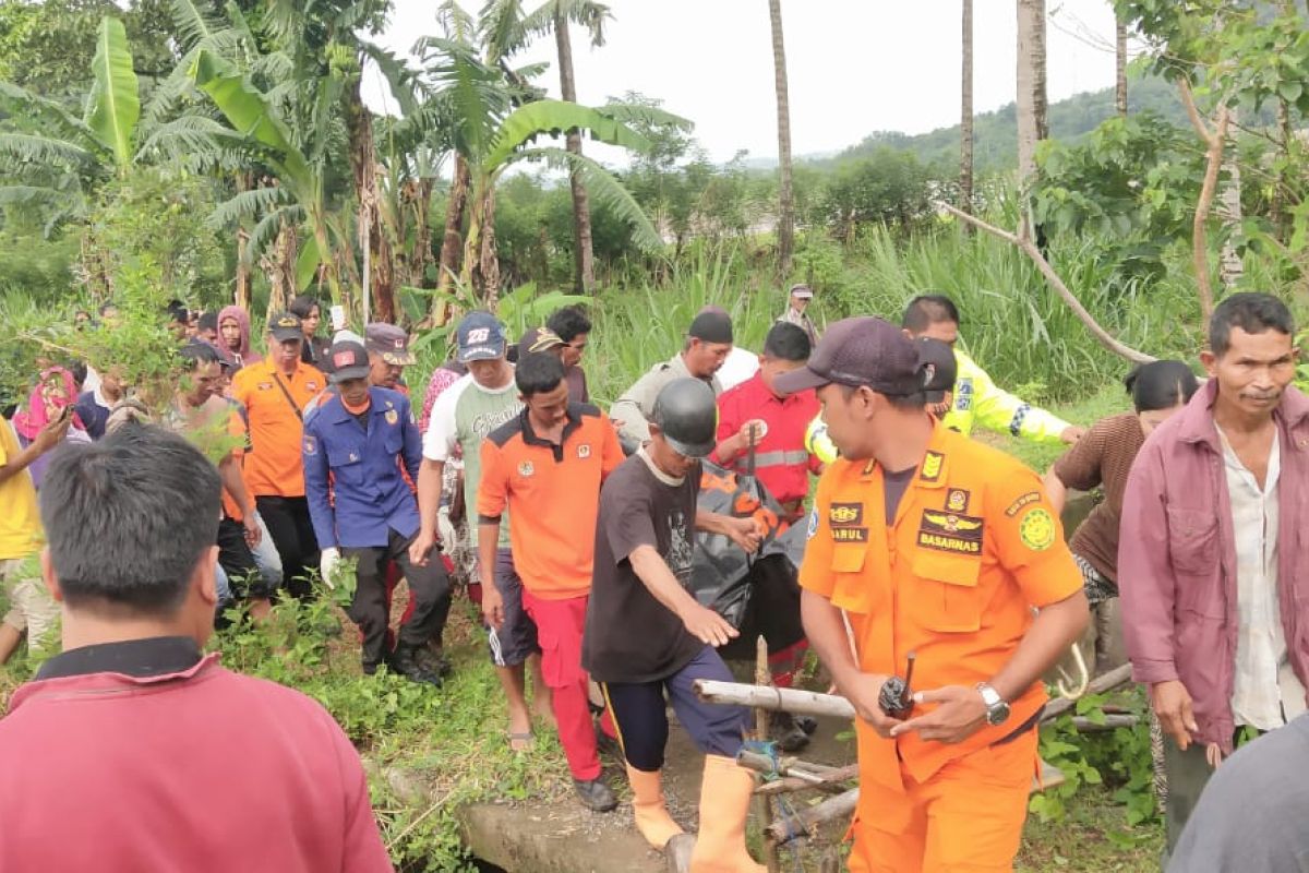 Basarnas Makassar evakuasi jasad di Sungai Jeneberang