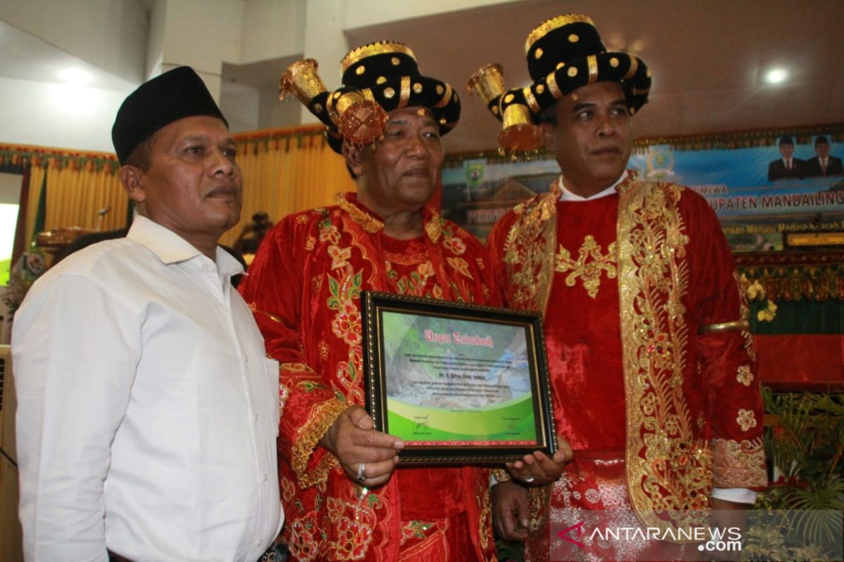 Bupati Madina serahkan piagam penghargaan kepada 14 puskesmas