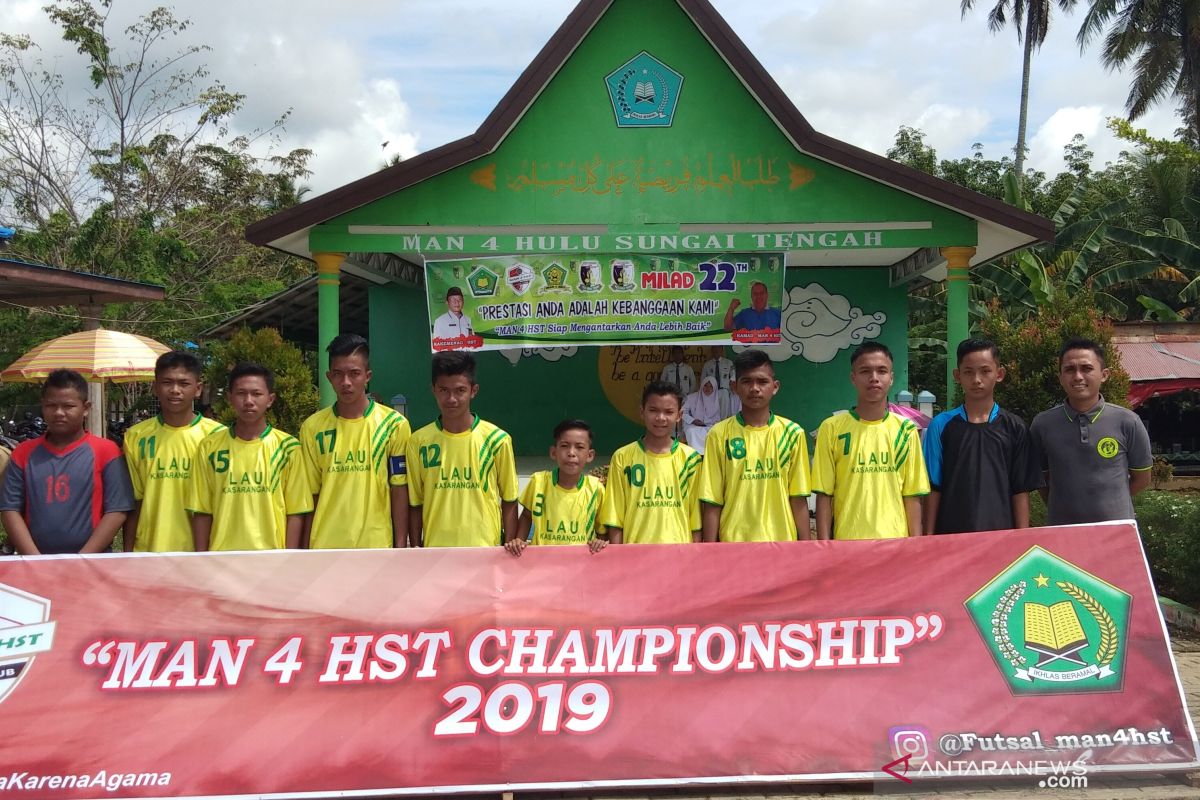 MTsN 14 dari Belanti juara satu dan top skor lomba futsal se-HST