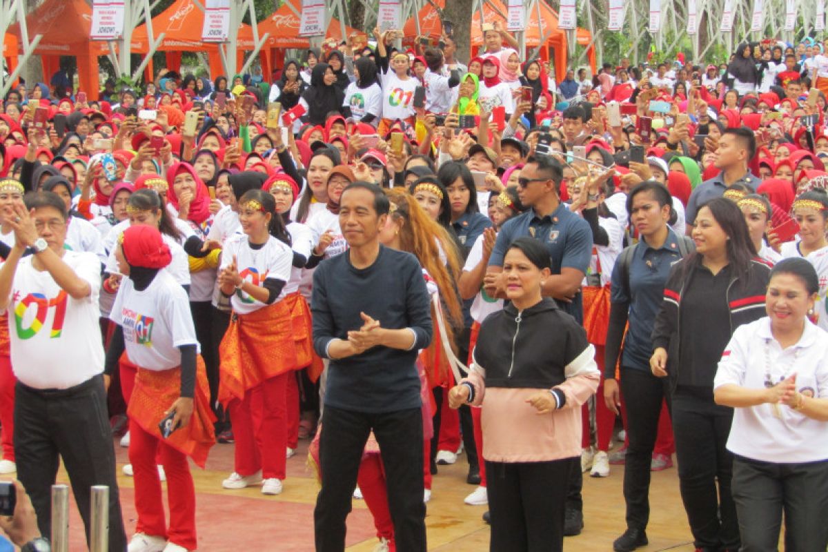 Jokowi dan Ibu Iriana senam bersama "Srikandi" di Jakabaring Palembang