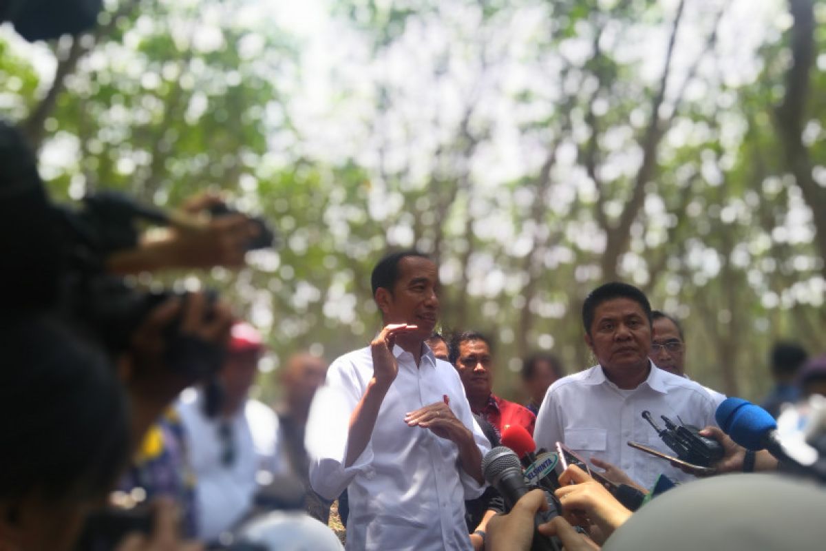 Jokowi minta aspal campur karet dilakukan secara nasional