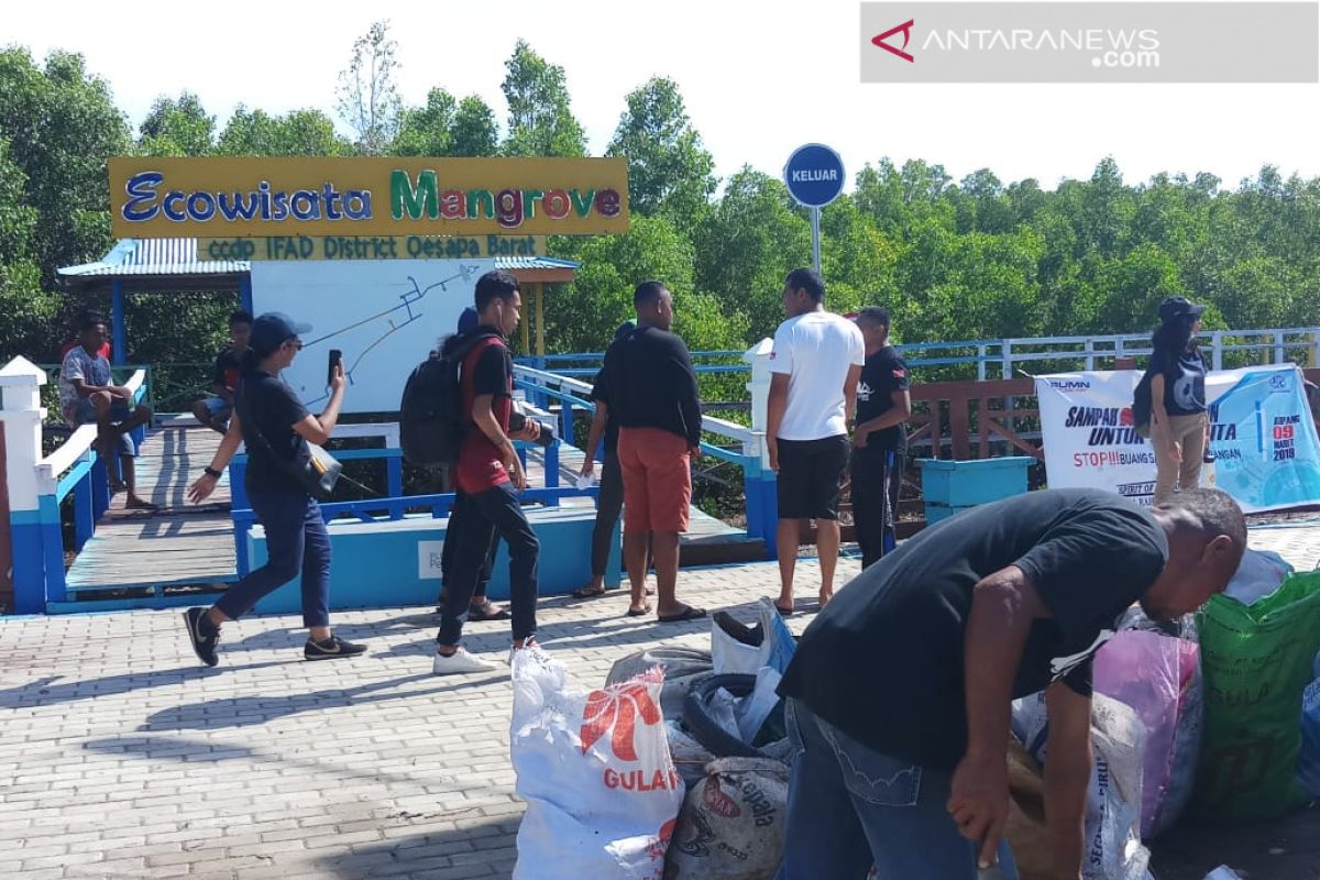 Ratusan warga bersihkan sampah ekowisata mangrove Kupang