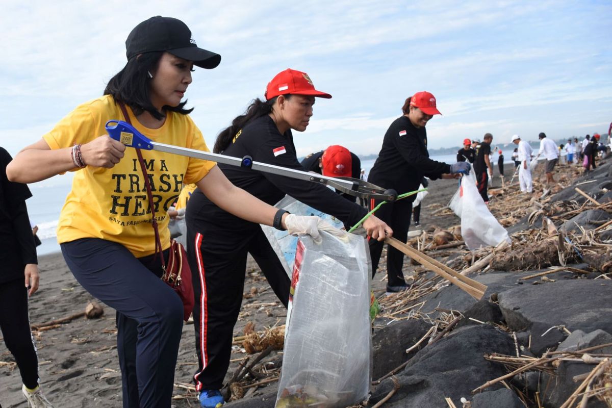 PKK Denpasar ajak komunitas lingkungan bersih-bersih Pantai Biaung