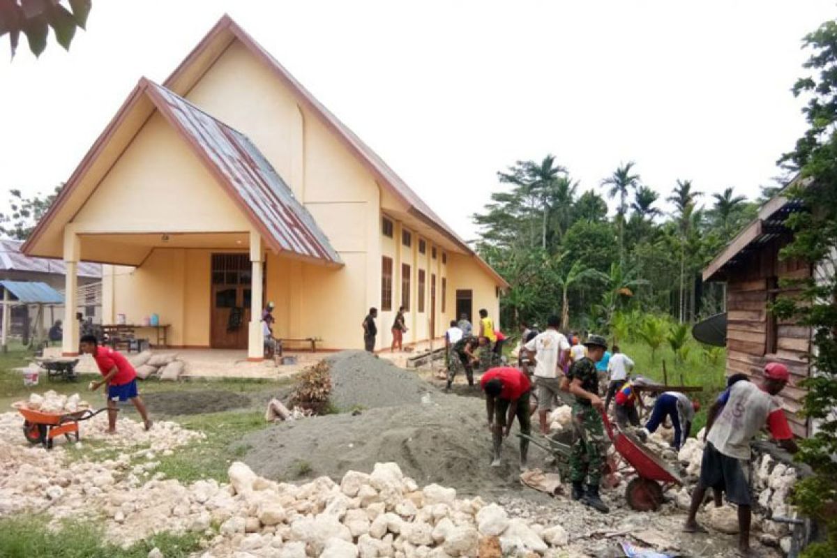 TNI bersama warga bangun fasilitas gereja di perbatasan RI-Papua Nugini