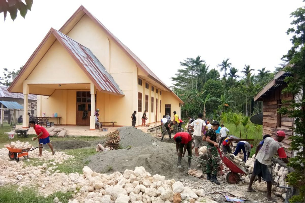 TNI bersama warga bangun fasilitas gereja di perbatasan