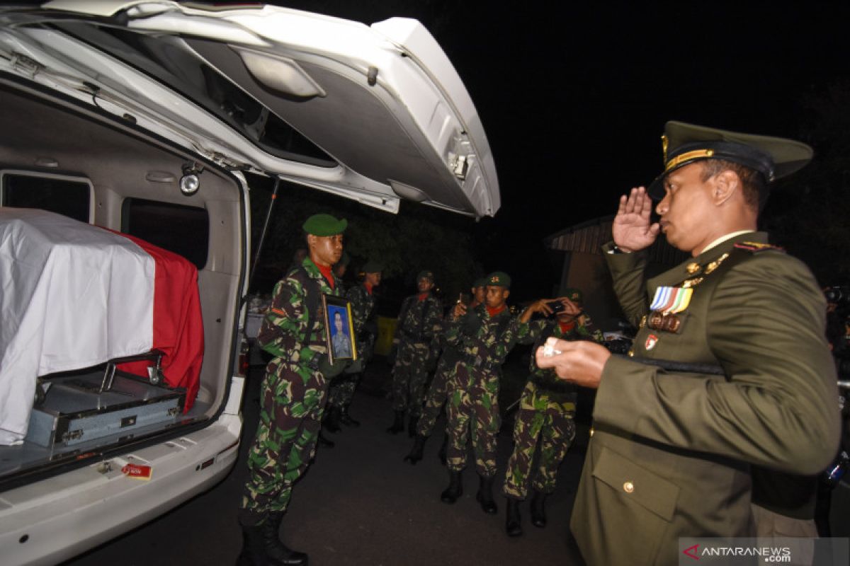 Upacara penghormatan jenazah Sertu Anumerta Mirwariyadin, digelar Korem 162/WB