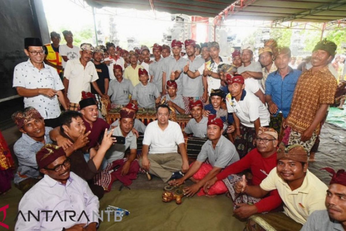 Melawat ke Poto Tano, Gubernur NTB disambut tarian tradisi umat Hindu