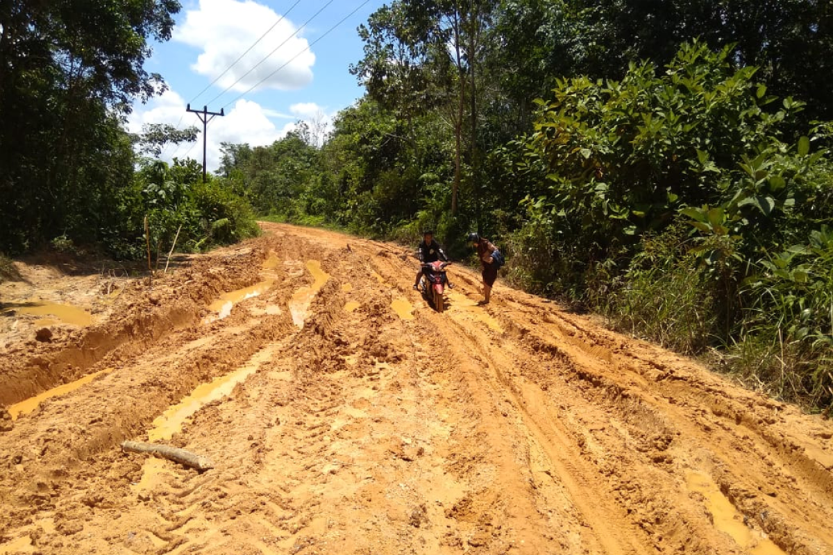 Warga keluhkan jalan rusak di Merbang