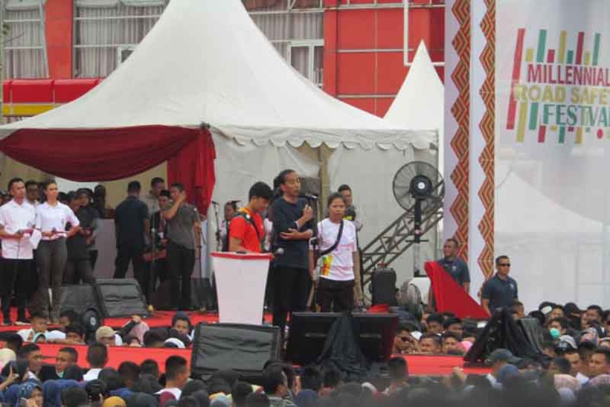 Pesan Jokowi ke kalangan millenial peduli keselamatan berkendara