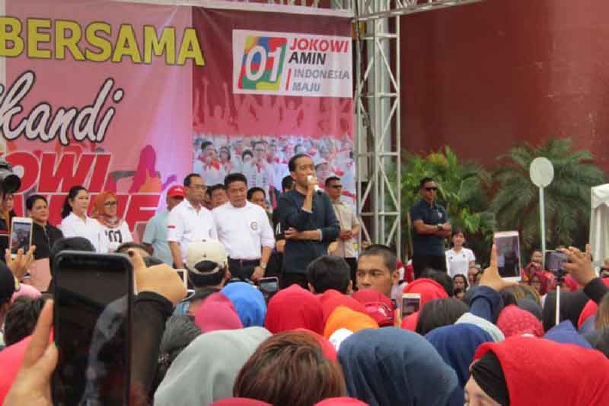 Jokowi dan ibu Iriana senam bersama "Srikandi" di Jakabaring