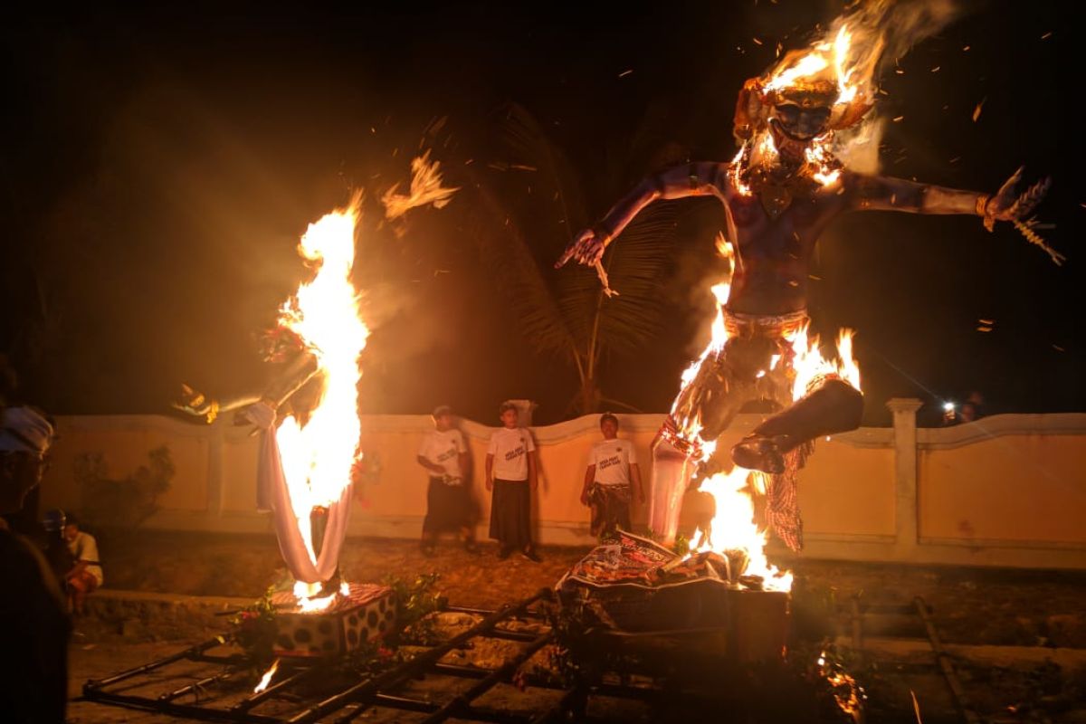 Umat Hindu Kotabaru Gelar Pawai Ogoh-Ogoh