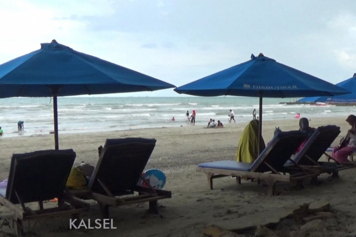 Pedagang di Pantai Gedambaan mengeluh omzetnya turun