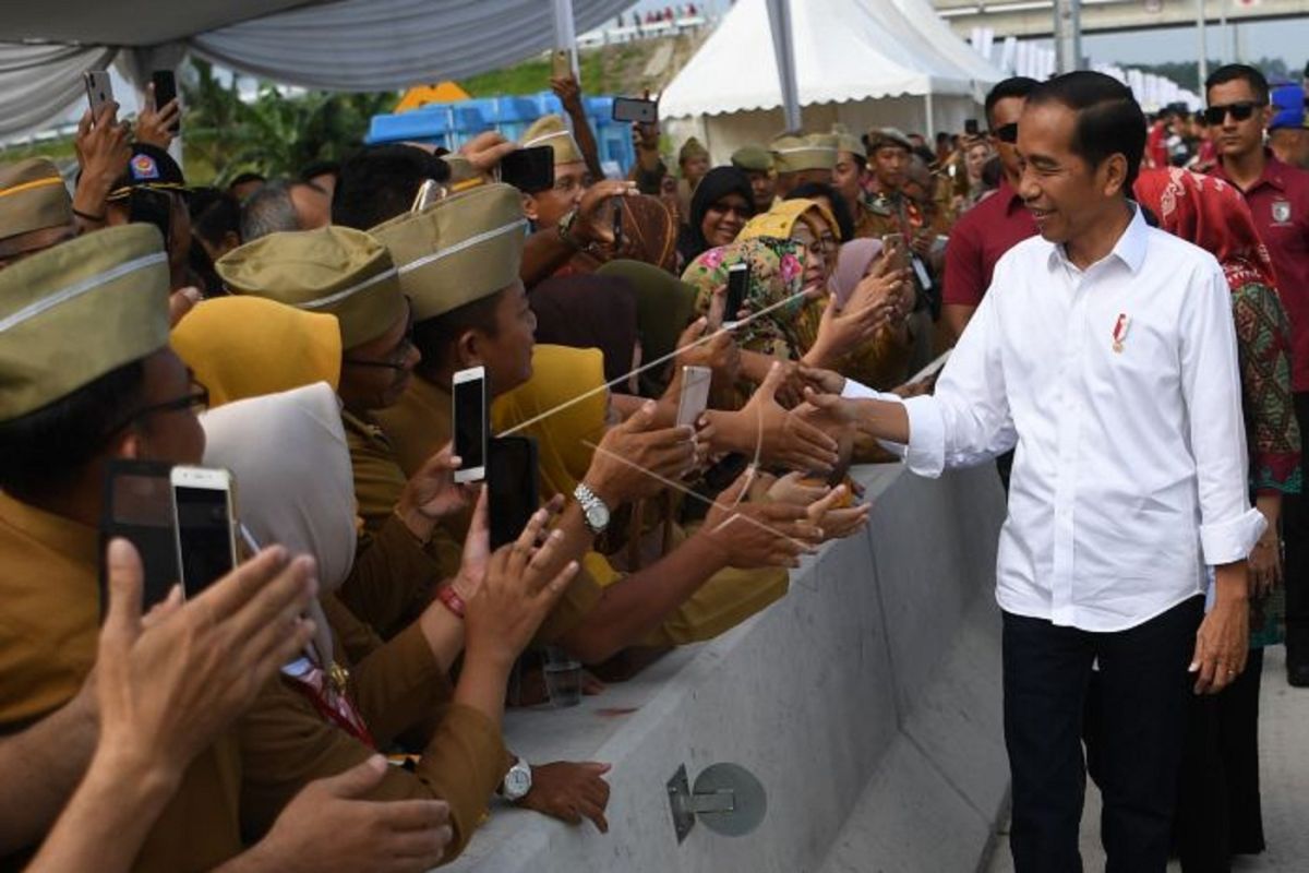 Jokowi dan Ibu Iriana Senam Bersama 