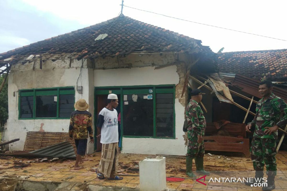 Puluhan rumah di Sumenep-Jatim rusak dilanda angin kencang