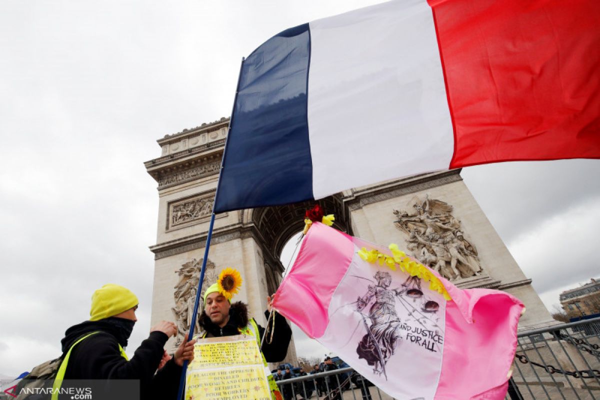 Ratusan orang berpawai di Paris bergabung dengan pemerotes "Rompi Kuning"