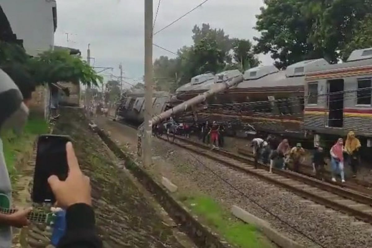 Kereta Commuter Bogor-Jakarta Kota/Jatinegara anjlok di perlintasan Kebon Pedes