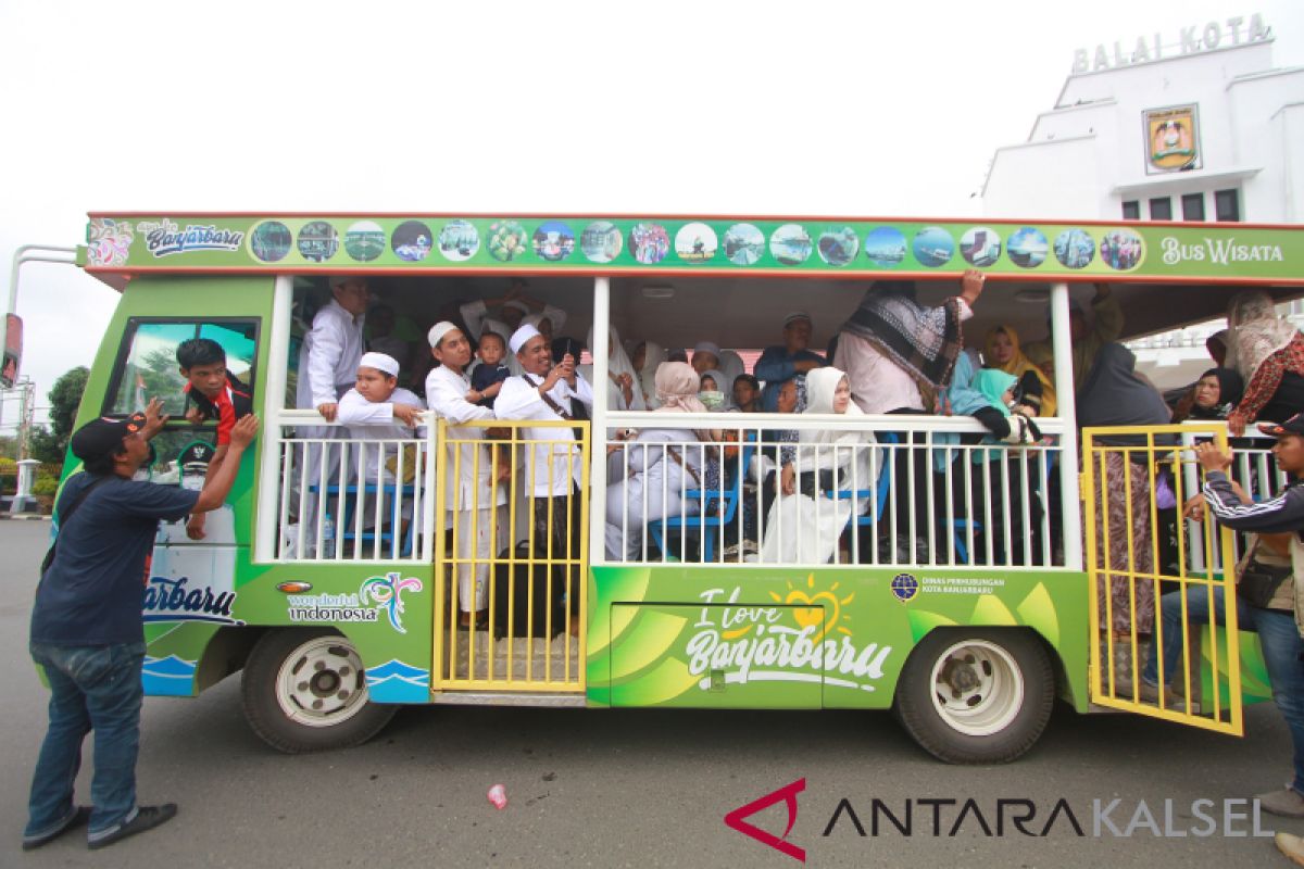 Tourist bus transports Sekumpul worshipers