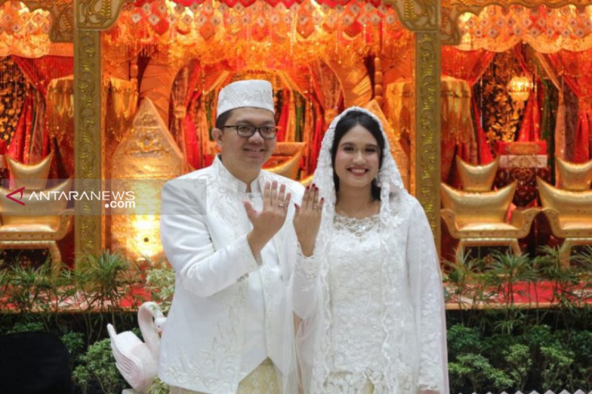 Pasangan di Padang menikah dengan mahar sembilan produk reksadana