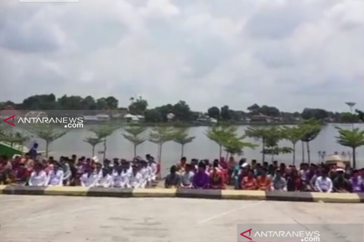 Ratusan pejabat Pemkot Jambi dilantik di pinggir danau