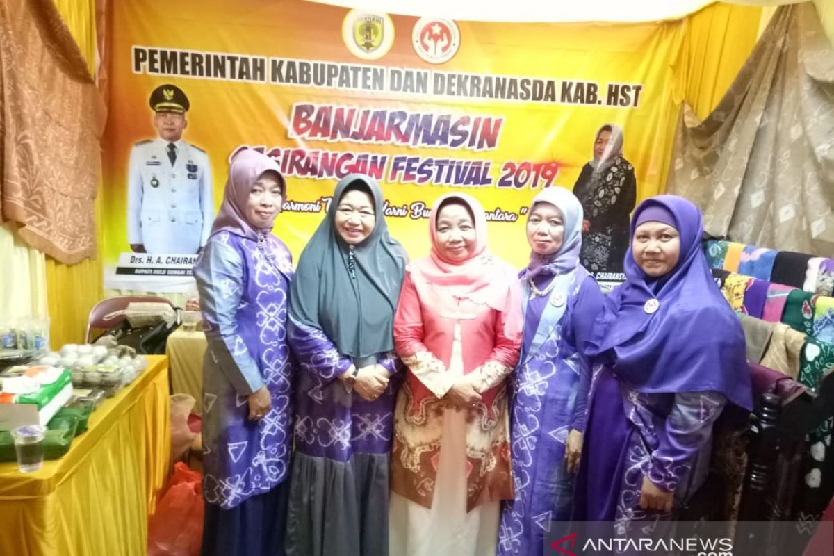 Desain warna alami paling diminati pada festival sasirangan