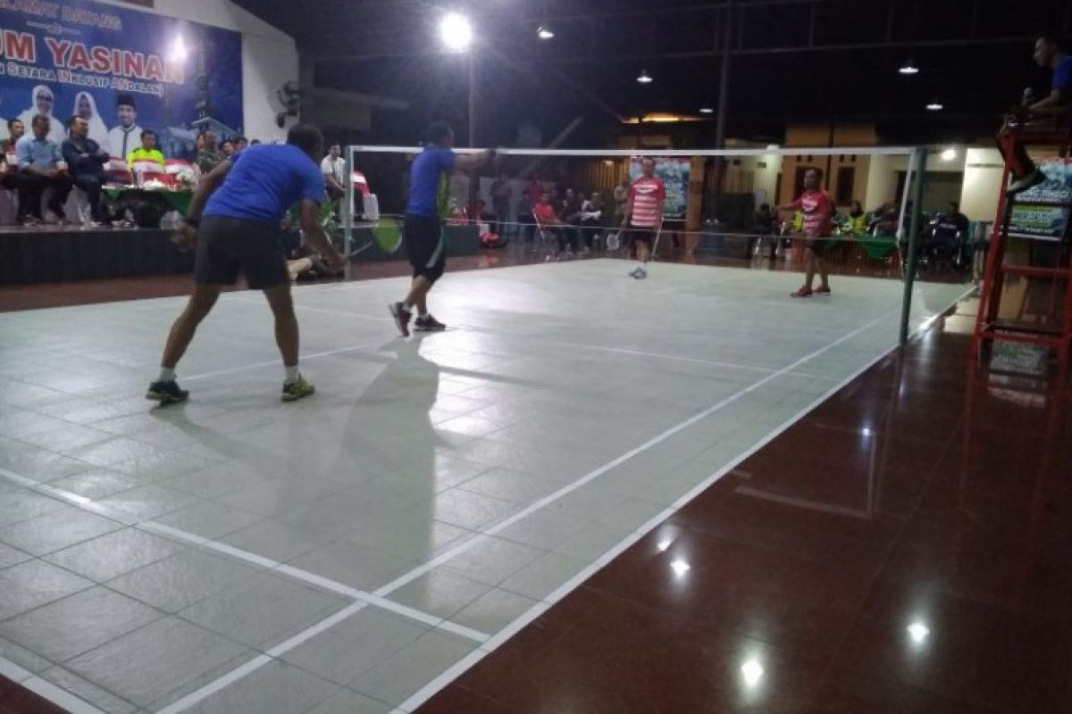 Bupati KSB kalahkan kapolres dalam eksibisi turnamen bulutangkis Danrem Cup 2019