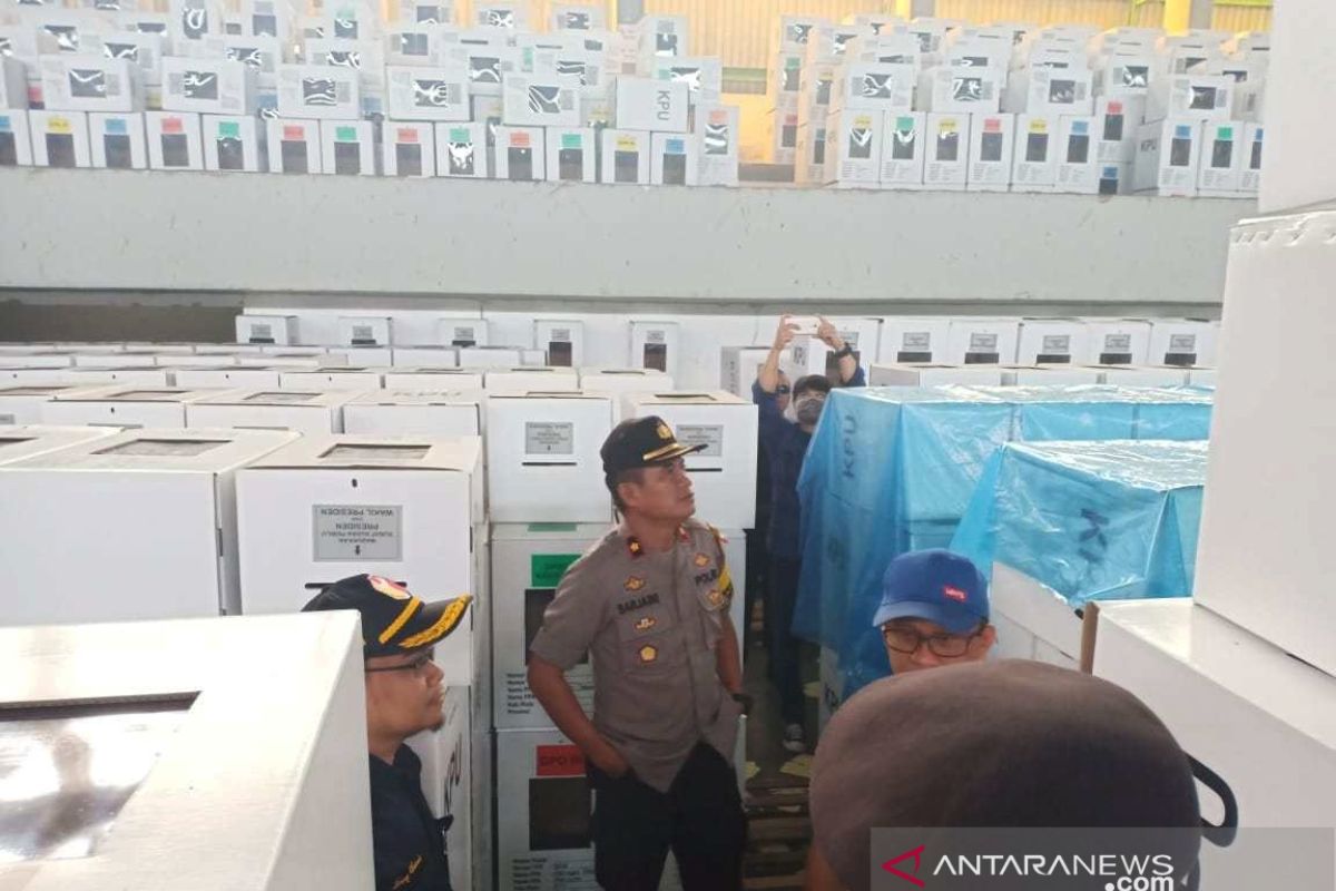 Gudang logistik KPU atapnya bocor