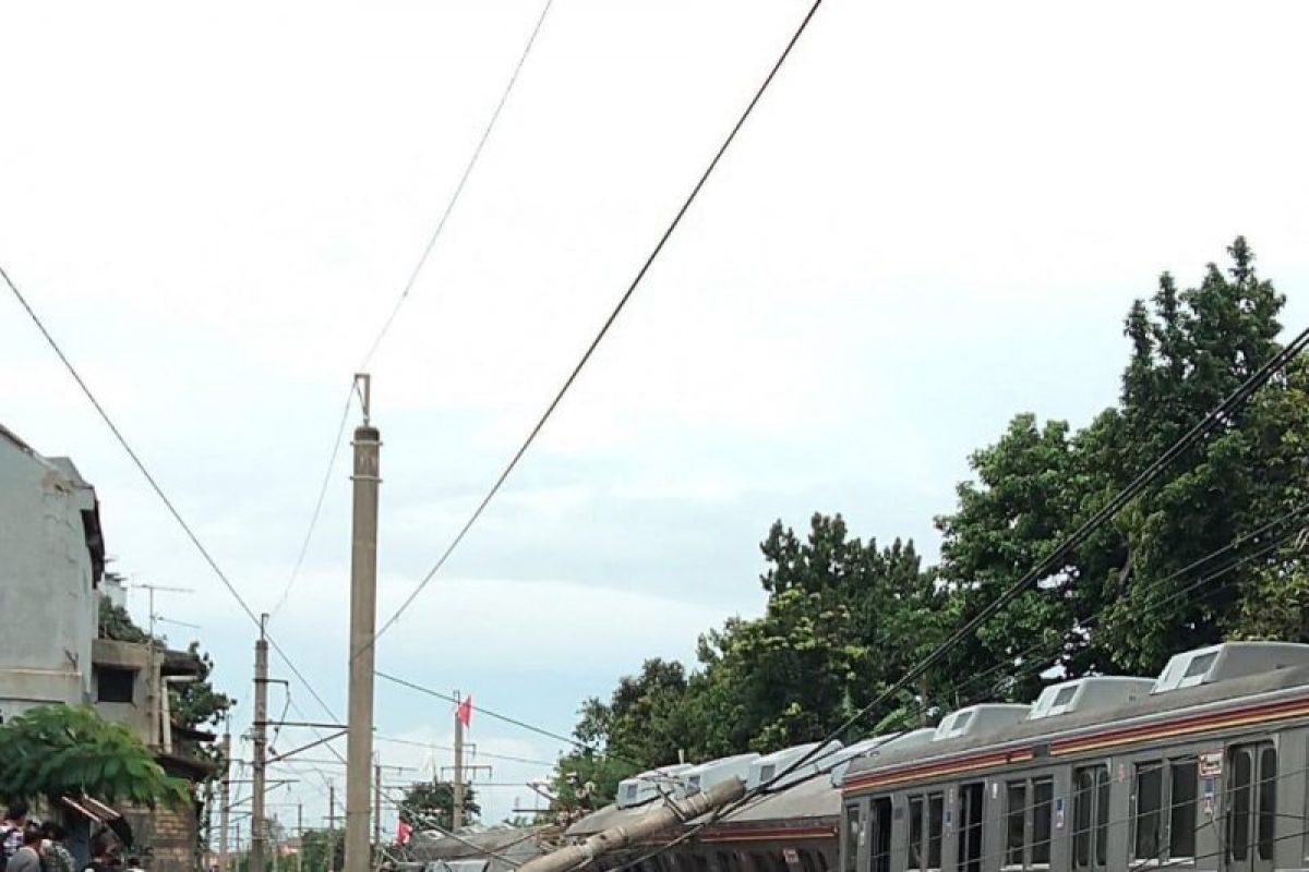 KRL terguling di perlintasan Cilebut arah Bogor