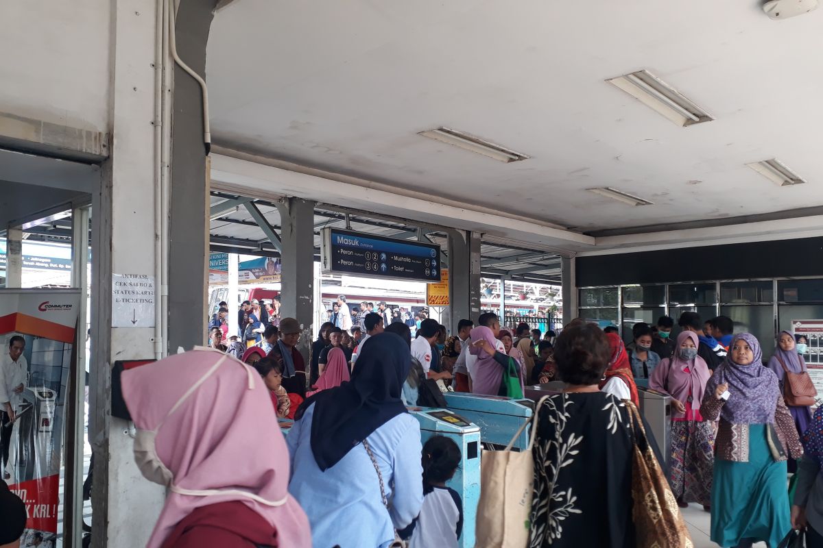 Penumpang KRL Lintas Bogor minta uang tiket dikembalikan