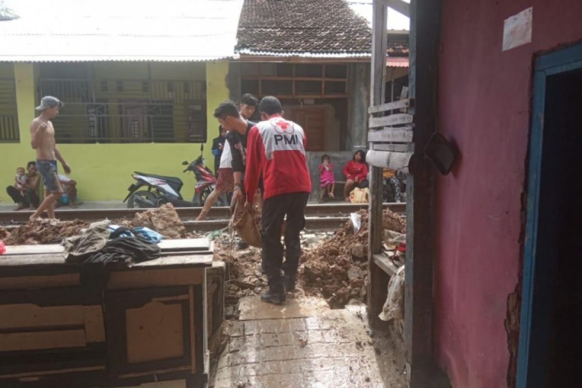 Tagana dan PMI bantu bersihkan rumah warga terdampak banjir