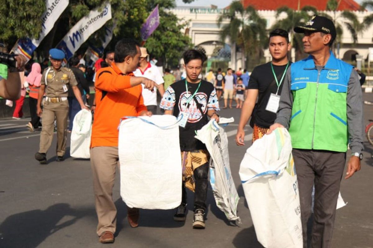 Peringatan hari peduli sampah diwarnai penandatanganan petisi