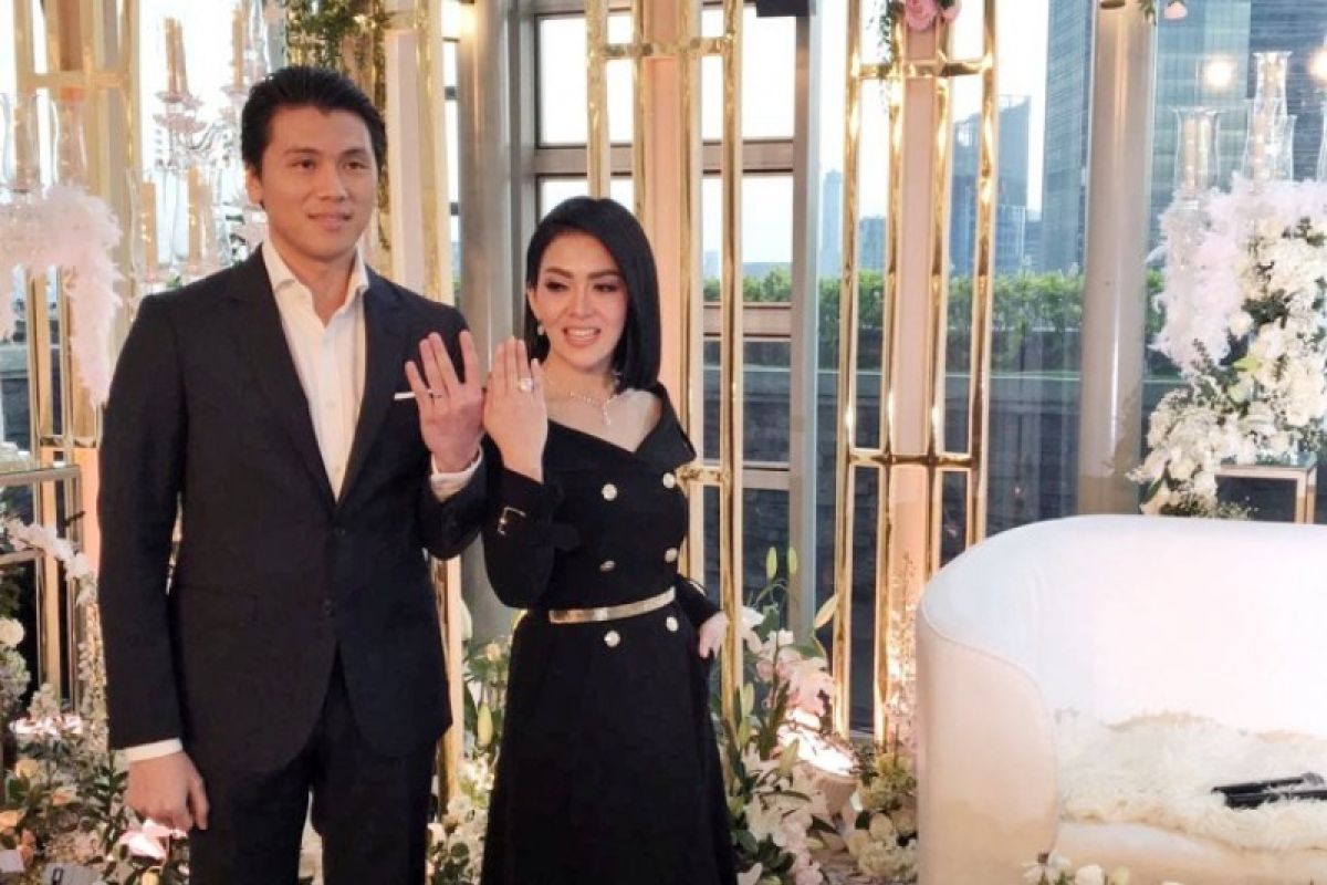 Syahrini sebut ia dan Reino sama-sama "single"