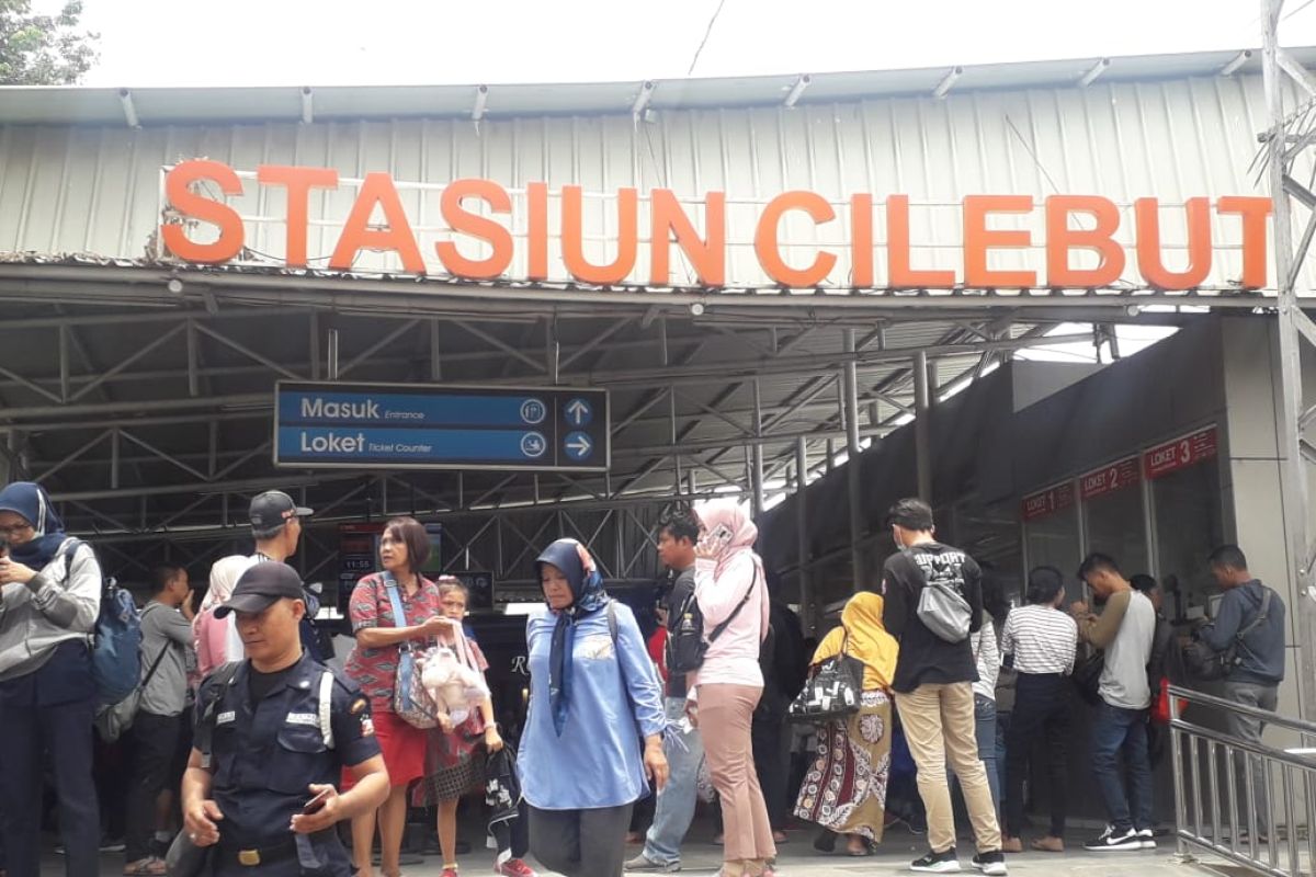 Ratusan penumpang di Stasiun Cilebut terlantar