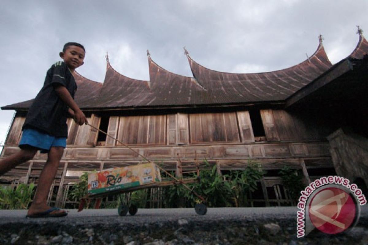 Masyarakat Kawasan Saribu Rumah Gadang keluhkan kayu untuk revitalisasi rumah gadang tidak sesuai kriteria